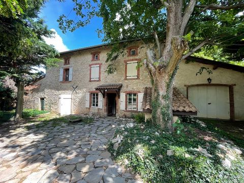 10 minutes from CHABEUIL and TGV station. You want to live continuously or partially in the heart of a natural setting facing South, with mountainous reliefs and close to all comforts, this authentic farmhouse in local stone opens its spaces on 177 m...