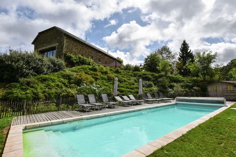 Situato nello sfondo dei monti Pirenei, questa incantevole casa colonica in Terrou è l'ideale per riunioni o vacanze con familiari e amici. Può ospitare 18 ospiti e ha 8 camere da letto. Ha una piscina privata con sedie a sdraio per assorbire il sole...