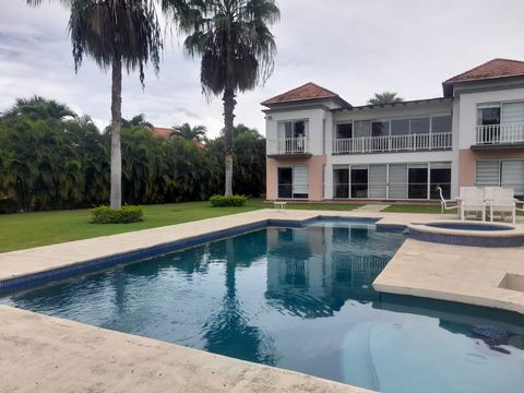 Townhouse in Decameron, Playa Blanca In front of the Golf Course With 1600 m2 of land and 385 m2 of construction Two levels, remodeled. An additional bedroom and a family room were added on the second level The house has 5 bedrooms each with its own ...