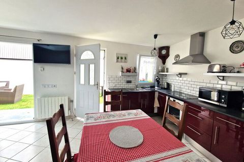 One-storey cottage with private outdoor space. Bed linen, towels and tea towels included. Located 2 steps from the centre of Etables-sur-mer, but in a quiet lane. 1 km from the coast and the 1st beach, Plage des Godelins. The Godelins beach is protec...