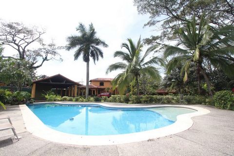 Luxury house with rustic / colonial finish in the middle of nature just 40 minutes from San José. Located in the city of Atenas, Alajuela, Costa Rica. With 1.250m2 of concrete construction and 5.300 m2 of land.   Athens is recognized worldwide for ha...