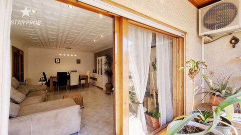 STAR PROP, l'agence immobilière de succès de la Costa Brava, vous présente cette merveilleuse propriété à vendre à Figueres, Gérone. Avec de grands espaces, garantissant confort et commodité, cette maison est une véritable opportunité pour profiter d...