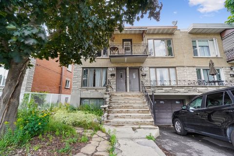Large semi-detached triplex located in a popular area in Mercier/Hochelaga-Maisonneuve, close to amenities such as schools, parks, shops, 2 hospitals and public transport within walking distance of the Cadillac and Assomption metros. Peaceful area, l...