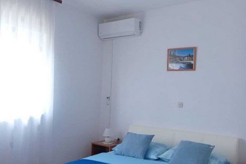 This is a lovely 3-bedroom apartment in Starigrad. Surrounded by beaches and many natural tourist attractions, this is an ideal base for a terrific sightseeing vacation.The apartment is located in the centre of the Paklenica Riviera, close to the foo...