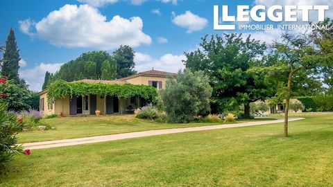 A22911FK84 - Welcome to this splendid Provençal villa of 147 m², surrounded by its wooded park of 3,590 m², fenced and out of sight. This wooded and landscaped environment, in absolute calm, will appeal to all nature lovers. The main entrance to the ...
