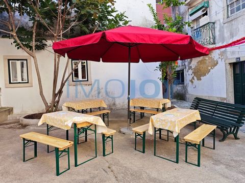 Propriété dans le centre de l'un des quartiers les plus anciens et les plus emblématiques de Lisbonne, à quelques mètres du musée du fado. Le magasin contient deux entrées indépendantes, l'une d'elles avec accès à une terrasse. Propriété entièrement ...