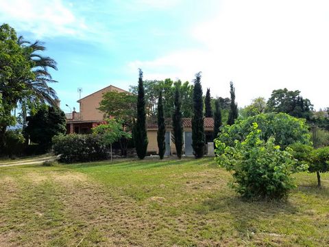 Villa for sale in Albaida Well located Privileged setting with beautiful views Construction of two floors with wide pergola Spacious dining room with closed fireplace and large windows that provide light Exit to side pergola Wooden kitchen with marbl...