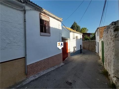 Dit karakteristieke herenhuis met 3 slaapkamers is gelegen in het dorp Ribera Alta, dicht bij de historische stad Alcala la Real in het zuiden van de provincie Jaen in Andalusië, Spanje. Met parkeergelegenheid direct buiten het pand leidt de grote in...