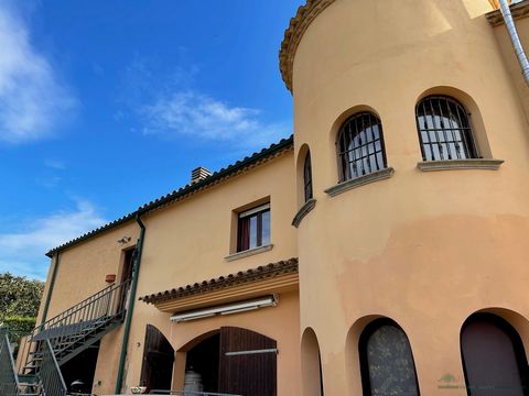 Torreón house with green garden, closed garage and covered swimming pool. Quiet urbanization in Santa Cristina de Aro. Ref: 5075. Built: 382 m². Plot: 1.932 m². Casa Torreón on two floors with separate apartment in the lower part of the house, indoor...