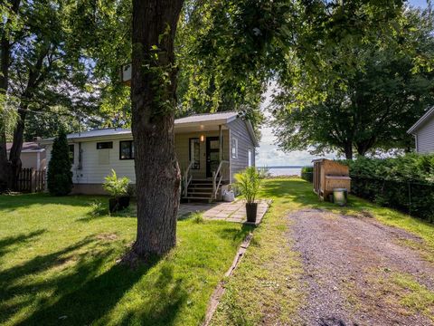 Single storey on the shores of Lake Champlain with double garage. On a plot of more than 20,000 pi.ca. Superb view, tranquility assured Bring your boats. Propane tank rental 145.00 x year . INCLUSIONS Curtains, fans, fixtures, dishwasher, heat pump, ...