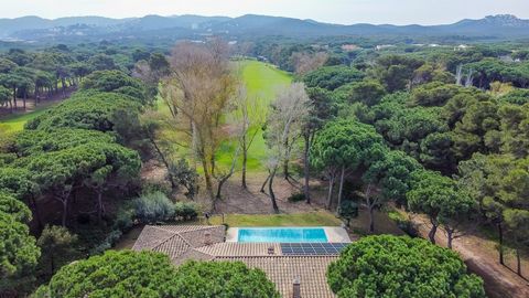 Welcome to the magnificent villa within the Golf de Pals! This spectacular villa is located between the 8th, 13th and 14th holes of the Pals golf course, with a constructed area of 585 m² and a plot of 1,220 m². The main house and the guest apartment...