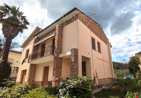 Chiusi (SI), Chiusi Scalo: Detached house on two levels of about 220 sq m composed of: -Ground floor: hallway, kitchen with fireplace, large living room, bathroom , storage room and garage. -First floor: living room with terrace, dining room with kit...
