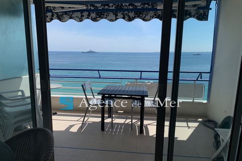 Beautiful studio, facing the sea on the 4th floor in a very popular residence on the seafront of Juan les Pins. A living room opening onto a beautiful terrace, an alcove with two single beds, an independent fitted kitchen. A bathroom with washing mac...