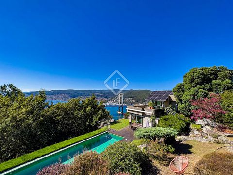 A short distance from Vigo city centre, we find this unique designer villa, with four levels of space, a mature garden, stunning views and sunny aspect. The villa, built with concrete and large glass above a solid rock, overlooks the entire Vigo Estu...