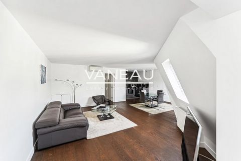 Located on rue du Faubourg Saint-Honoré, on the sixth and last floor by elevator of a recently renovated building. This apartment of 74.31m² carrez and 82.07m² on the ground is composed of a double living room with kitchen, two bedrooms with built-in...