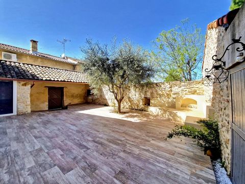 Ref 2027EC: 5 minutes from Pierrelatte, close to amenities, in a quiet little street, discover a splendid stone village house with a cozy and intimate interior courtyard. Composed of a beautiful, spacious and bright living room with Voutain ceilings,...