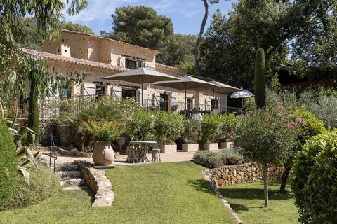 Summary Cozy provencal house in a very quiet residential area, yet just minutes walk from the old, charming village of Saint-Paul-de-Vence. Recently renovated, it combines Provencal character with modern comforts. With the living area of 225 sqm feat...