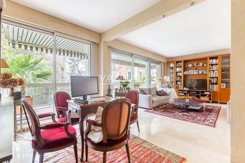 RARE IN BOULOGNE. Located just a few steps away from Roland Garros in a small residence, with caretaker, set in the midst of greenery, lovely 168 sq.m. apartment consisting of a 50 sq.m. living room with plenty of sunlight which opens onto a 27 sq.m ...