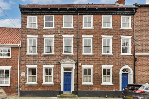 GUIDE PRICE £650,000-£670,000 STEEPED IN HISTORY CLOSE TO THE MINSTER THIS HANDSOME GRADE II LISTED TOWN HOUSE PROVIDES CHARMING AND VERSATILE ACCOMMODATION Summary Enjoying a central location in one of the most desirable market towns in the north of...