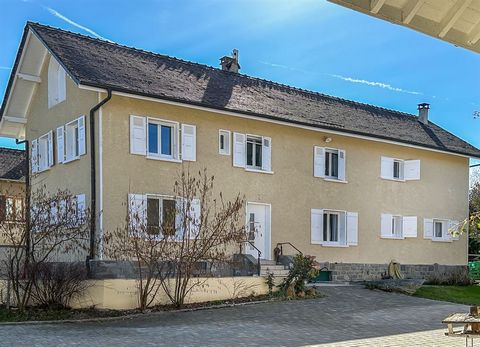 In a charming little village 15 minutes from the Swiss border (Geneva), exceptional property set in 2319 m2 of land with swimming pool and pool house, just a stone's throw from the lake. The impressive property comprises a renovated main house spanni...