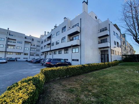 Excellent opportunity to purchase this 3 bedroom apartment with a total area of 140 square meters, located in São Mamede de Infesta, in the municipality of Matosinhos, district of Porto. The property is located close to the shopping area, services, s...