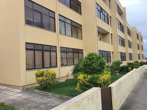 Excellente opportunité d'acheter cet appartement de 2 chambres d'une superficie de 102 mètres carrés, situé à Vilar do Paraíso, Vila Nova de Gaia, quartier de Porto. Située dans un quartier résidentiel calme, la propriété est à proximité des commerce...