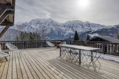 On the heights of the village, on the edge of the snow front of the Domaine Evasion Mont Blanc, Saint-Gervais/Megève, a rare and unique product! The perfect compromise between a chalet and an apartment: over 170 sq-m of living space on two levels, 5 ...
