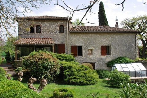 Surrounded by nature, but not isolated, we present to you a charming stone family house. The house is located in a hamlet with several stone houses, surrounded by oak woods. 20 minutes from Villeneuve sur Lot, 35 minutes from Agen TGV station. The st...