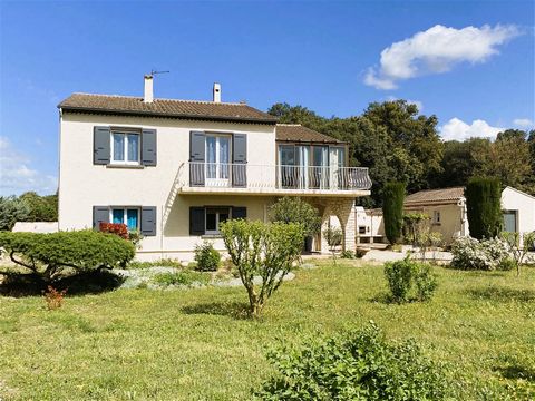 Property in the countryside just 5 minutes from a magnificent village in Drôme Provençale, offering superb landscaped, wooded and fenced land of 2,255m2. This charming house includes on the ground floor (which has been completely renovated recently):...