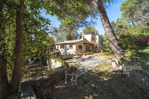 In a renowned gated estate in Mougins, just 15 minutes drive from Cannes, charming 300sqm villa to renovate, enjoying a green and preserved setting. Pretty wooded land of 2650sqm with swimming pool. This property has very interesting valuation potent...
