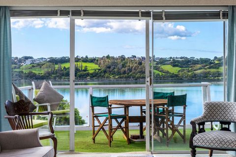 This outstanding and unique property, built in 1927 on a 1252sqm site, more or less, has been treasured by the same family for over 90 years. Sheltered from the southwest winds, the warm elevated aspect offers stunning north facing views across the O...