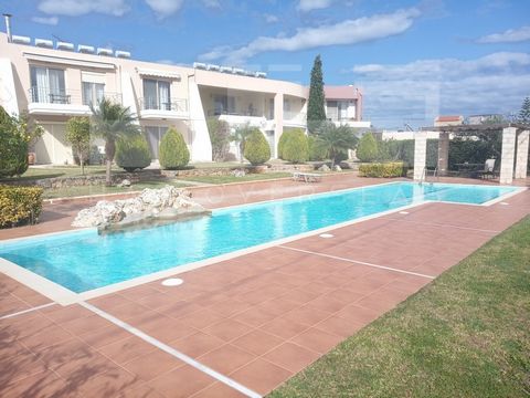 Diese schöne Wohnung zum Verkauf in Chania, Akrotiri, Kreta, befindet sich im Dorf Sternes. Die Wohnung ist Teil eines kleinen Komplexes mit einem großen Gemeinschaftspool, einem Garten und einem Grillplatz. Sie hat eine Gesamtwohnfläche von 62 m2 un...