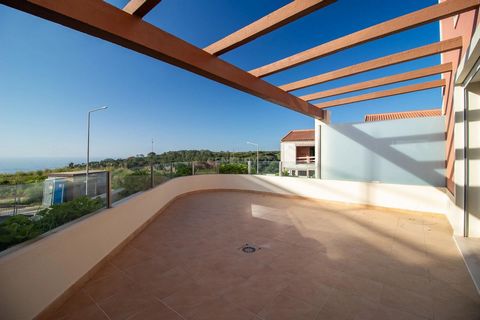 Bienvenue dans votre nouvelle maison en bord de mer ! Cette charmante villa rénovée offre une vue imprenable sur la plage de São Julião, offrant un cadre captivant à chaque lever de soleil. Située à Carvoeira, cette propriété de trois étages dispose ...