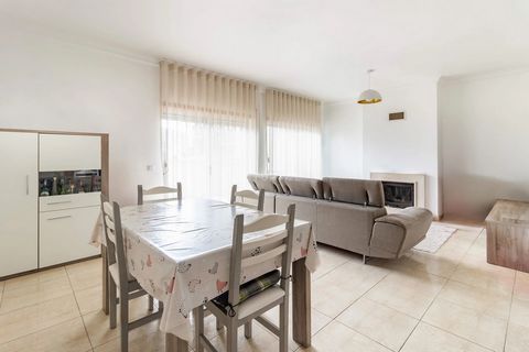 Apartment with terrace very well located in Pombal, in the Urbanização Mirante Valbom close to Escola Gualdim Pais, Main Features to highlight: - Terrace - Fireplace with stove in the living room - Windows with double glazing - Built-in wardrobes - P...
