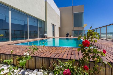 Un majestueux Penthouse en Duplex situé dans le meilleur développement de style de vie de Malte et conçu par l'un des principaux cabinets d'architecture et de design de l'île. Bénéficiant d'une vue imprenable et imprenable sur notre capitale, La Vale...