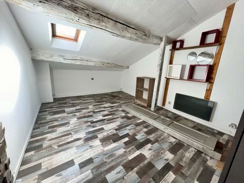 Exclusive to Bo-Mon Immobilier !! We offer for sale this charming duplex of 31m2 on the third floor of a half-timbered building in the Hyper City Center of Limoges. It consists of a living room, a kitchenette, a bedroom and a shower room with duplex ...