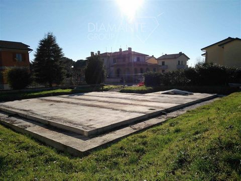 CASTIGLIONE DEL LAGO (PG), Loc. Badiaccia: Building plot of 1000 square metres with foundation in reinforced concrete already built. The property includes project, deposited in municipality, for the construction of a semi-detached house of approx. 30...