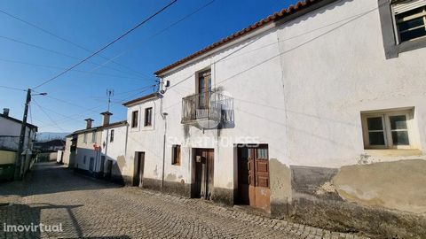 4 bedroom villa in the center of S. Martinho da Cortiça. It has back land with olive and fruit trees. The building is of old construction and is developed on 2 floors: The 1st floor consists of a living room, with wood burning stove, kitchen, common ...