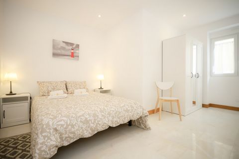 Local accommodation in Figueira da Foz, in a 2 bedroom apartment located in the city center, next to the Sea Pool, Mercure Hotel and commercial shops. Equipped and furnished, with linen and towels. WIFI internet and cable TV. Private patio and outdoo...