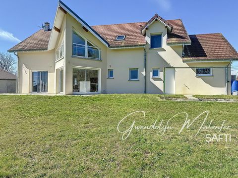 Arc et Senans sector, close to all amenities such as shops, schools, doctors, train station, etc. discover this magnificent contemporary house. Enjoy fenced land, revealing calm and privacy over more than 2500 m², without forgetting the orchard and i...