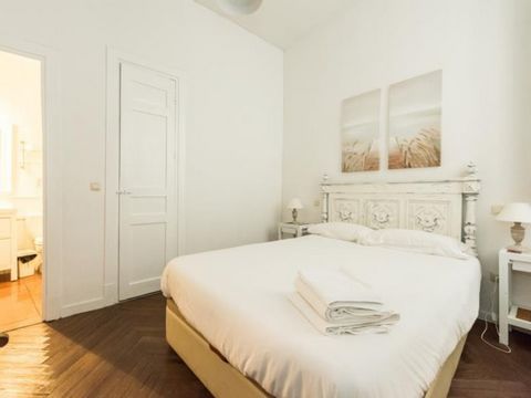 Exterior apartment in the heart of the city centre, bright and with a 120sqm area. The flat has two (2) bedrooms with double bed 150x200cm and en-suite bathroom each, one of them with dressing room and the other one with built-in wardrobe. Individual...