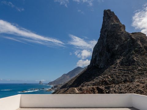 Unique apartment in the area with stunning views of the sea from all rooms of the accommodation. Perfect location between the peaks of the Anaga Massif where you can enjoy routes through one of the greenest and most magical places on the island. Idea...