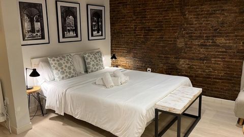 **MINIMUM STAY IS 32 NIGHTS** Come to Barcelona and enjoy a charming studio. Enjoy this bright and cozy, located in the Gothic quarter of Barcelona. It is a 40m2 apartment ideal for 2 people Do you dare to come? It's made for you! We highlight: · Fre...