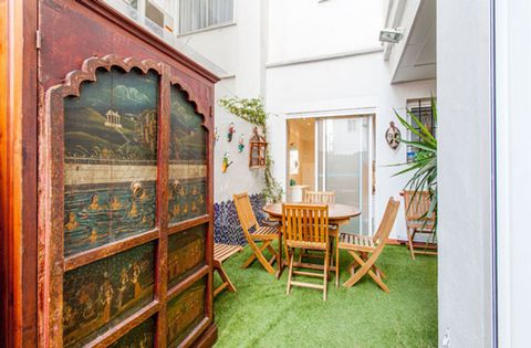 Welcome to this beautiful and very well equipped apartment, with all the amenities you may need (air conditioning / heating, international TV channels, many small appliances, private terrace and garage...), and an ideal location close to the trendy R...