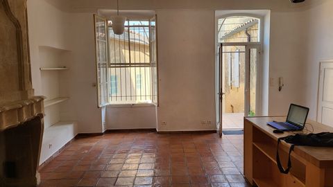 Dans le Luberon, en Provence, à 30 minutes d'Aix-en-Provence et de sa gare TGV, l'agence immobilière Lord and Sons vous présente cette charmante maison de village. Elle dispose d'une cour au rez-de-chaussée et d'une terrasse à l'étage, offrant une vu...