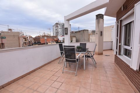 It is your Penthouse in Alicante. Your opportunity to live with unbeatable quality. Don t listen to me. VERIFY IT YOURSELVES!!!Penthouse located on the 4th floor that is distributed in two areas or floors. The upper floor is accessed by means of a sp...