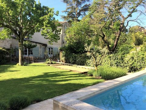 Rare in Lourmarin! In the heart of the village, charming old house set in 440 m2 of land decorated with a swimming pool. Its location means that shops, bars and restaurants are just a 2-minute walk away.Ideal as a pied-a-terre or family home, the hou...