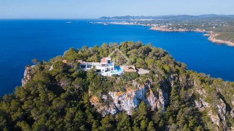 This excellent property enjoys a unique location in the Cala Boix / Pou d'Es Lleo area, a 15-minute drive from Santa Eulalia, in very peaceful surroundings and yet within easy reach of restaurants, villages and services. The property boasts 360º view...