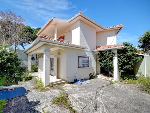 Detached 5 bedroom villa to recover in the village of Juzo in Cascais. This villa is an excellent investment, and with great potential for total works. It is located on a plot of 458 m2, with a gross construction area of 360 m2, great sun exposure, w...