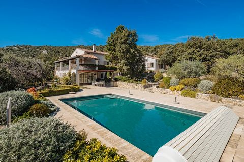 Nestled in the heart of the countryside, just minutes from the most beautiful villages of the Luberon villages of the Luberon, including Gordes, this magnificent property is set on a hilltop with breathtaking views over the plain, the Luberon and a p...